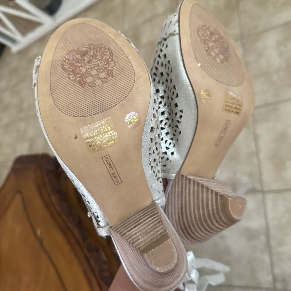 NWOB Vince Camuto Silver Gladiator Open Toe Floral Leather Heeled Boots 9.5 - Picture 5 of 5